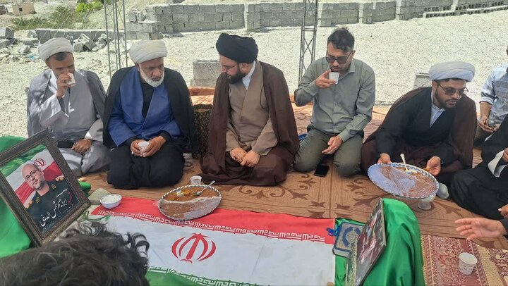 تصاویر/ دیدار مدیر و اساتید  مدرسه علمیه سندرک با خانواده های شهدای جنگ رمضان