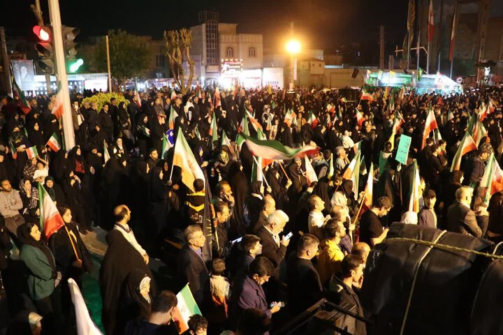 تصاویر/ اجتماع شبانه مردمی شریف شهرستان قرچک در میدان امام خمینی (ره)