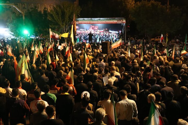 تصاویر/ اجتماع شبانه مردمی شریف شهرستان قرچک در میدان امام خمینی (ره)