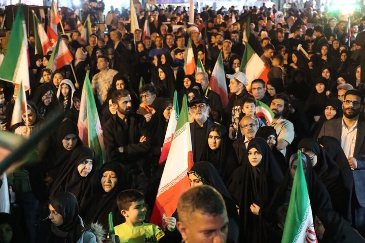 تصاویر/ اجتماع شبانه مردمی شریف شهرستان قرچک در میدان امام خمینی (ره)