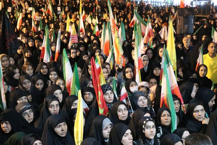 تصاویر/ اجتماع شبانه مردمی شریف شهرستان قرچک در میدان امام خمینی (ره)