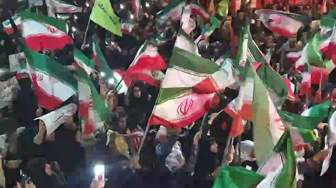 فیلم| اجتماع حماسی امشب مردم گرمسار به یاد شهدای دانش آموز میناب