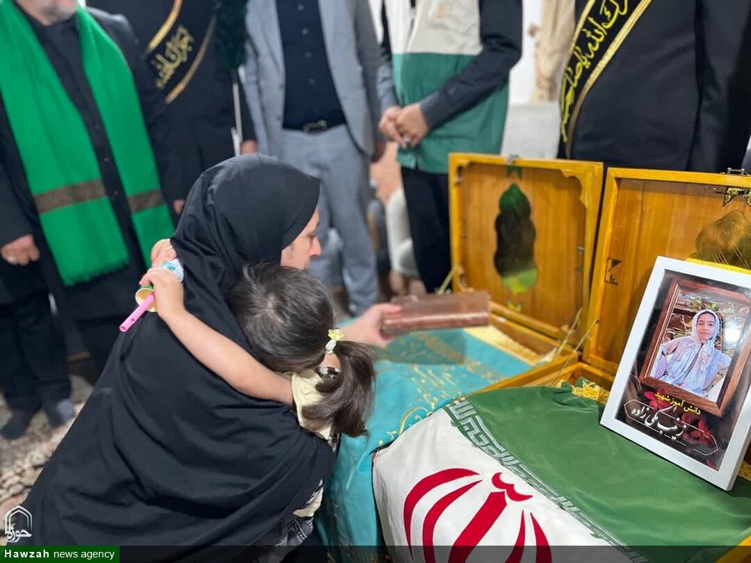حضور پرشور خادمان مسجد جمکران در چهلم شهدای دانش آموز میناب