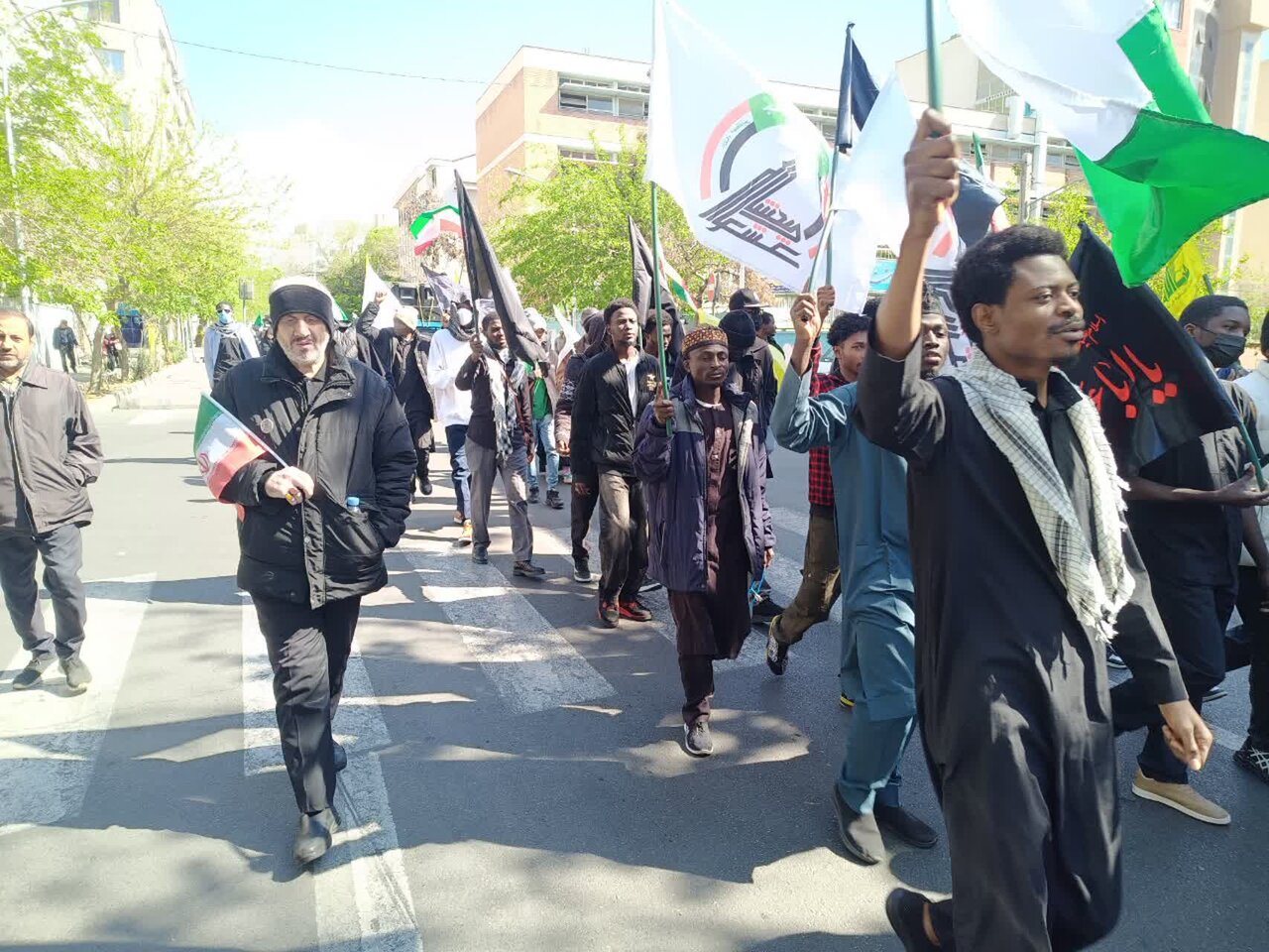 پیروان شیخ ابراهیم زکزاکی در مراسم راهپیمایی اربعین شهادت سید علی خامنهای در تهران شرکت کردند