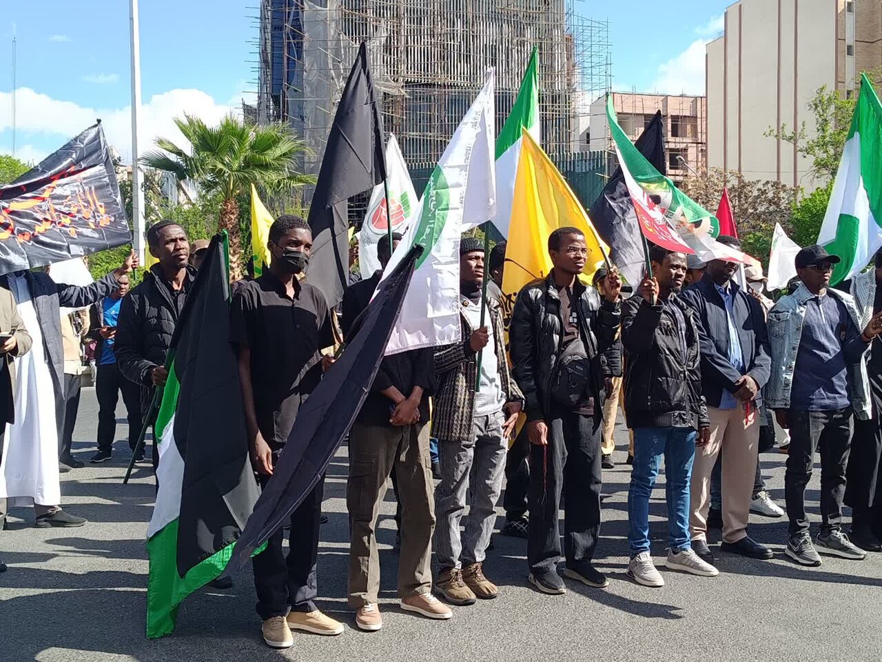 پیروان شیخ ابراهیم زکزاکی در مراسم راهپیمایی اربعین شهادت سید علی خامنهای در تهران شرکت کردند