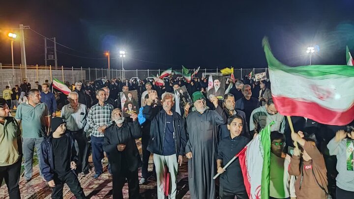 تصاویر/ تجمع مردم روستای چارک در سوگ رهبر شهید انقلاب