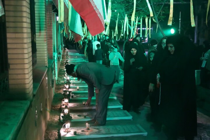 تصاویر/ پیوند دانش‌آموزان سمنانی با فرهنگ ایثار در کنار مزار نمادین شهدای دانش‌آموز مدرسه «شجره طیبه میناب»