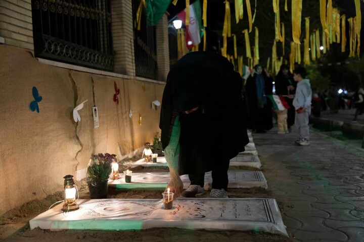 تصاویر/ پیوند دانش‌آموزان سمنانی با فرهنگ ایثار در کنار مزار نمادین شهدای دانش‌آموز مدرسه «شجره طیبه میناب»