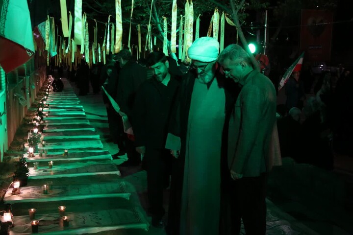 تصاویر/ پیوند دانش‌آموزان سمنانی با فرهنگ ایثار در کنار مزار نمادین شهدای دانش‌آموز مدرسه «شجره طیبه میناب»