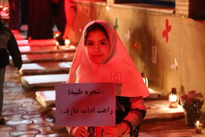 تصاویر/ پیوند دانش‌آموزان سمنانی با فرهنگ ایثار در کنار مزار نمادین شهدای دانش‌آموز مدرسه «شجره طیبه میناب»