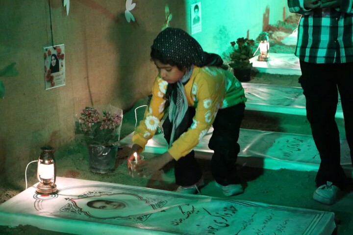 تصاویر/ پیوند دانش‌آموزان سمنانی با فرهنگ ایثار در کنار مزار نمادین شهدای دانش‌آموز مدرسه «شجره طیبه میناب»