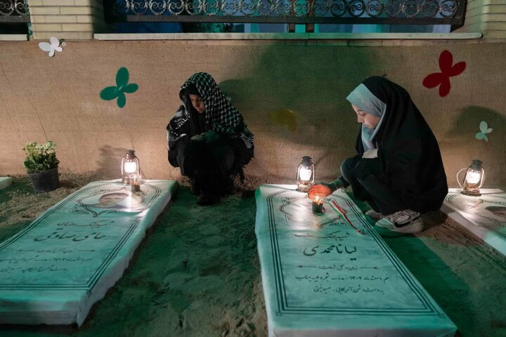 تصاویر/ پیوند دانش‌آموزان سمنانی با فرهنگ ایثار در کنار مزار نمادین شهدای دانش‌آموز مدرسه «شجره طیبه میناب»