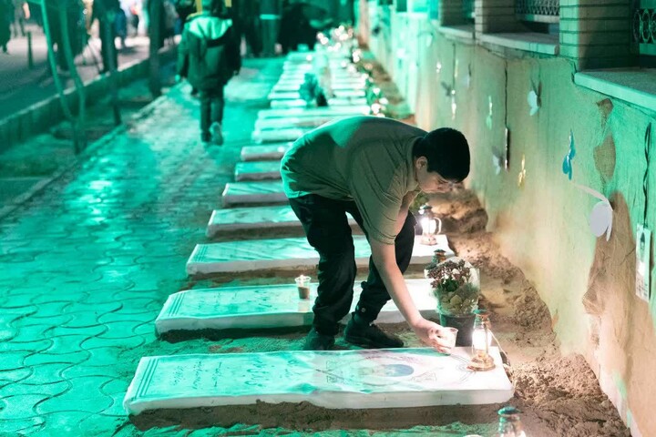 تصاویر/ پیوند دانش‌آموزان سمنانی با فرهنگ ایثار در کنار مزار نمادین شهدای دانش‌آموز مدرسه «شجره طیبه میناب»