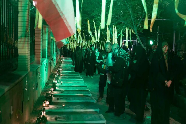 تصاویر/ پیوند دانش‌آموزان سمنانی با فرهنگ ایثار در کنار مزار نمادین شهدای دانش‌آموز مدرسه «شجره طیبه میناب»