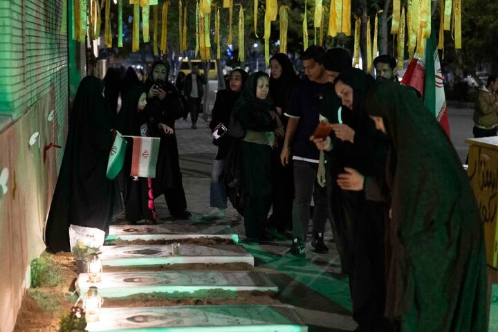 تصاویر/ پیوند دانش‌آموزان سمنانی با فرهنگ ایثار در کنار مزار نمادین شهدای دانش‌آموز مدرسه «شجره طیبه میناب»