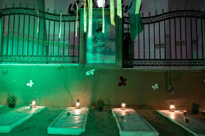 تصاویر/ پیوند دانش‌آموزان سمنانی با فرهنگ ایثار در کنار مزار نمادین شهدای دانش‌آموز مدرسه «شجره طیبه میناب»