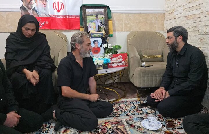 تصاویر/ دیدار سیدرضا نریمانی با خانواده شهید ماکان نصیریتنها شهید مفقود الاثر حادثه تروریستی مدرسه میناب