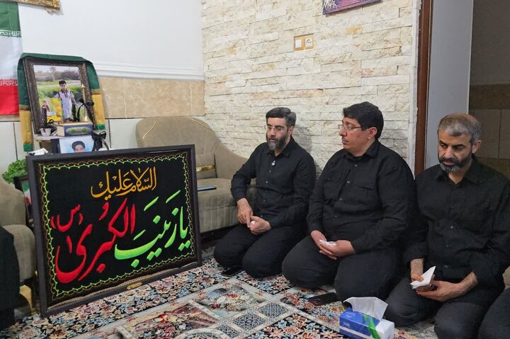 تصاویر/ دیدار سیدرضا نریمانی با خانواده شهید ماکان نصیریتنها شهید مفقود الاثر حادثه تروریستی مدرسه میناب