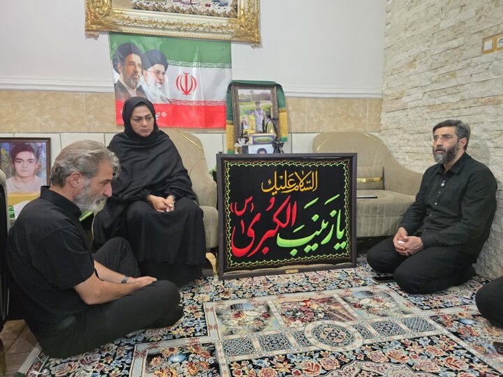 تصاویر/ دیدار سیدرضا نریمانی با خانواده شهید ماکان نصیریتنها شهید مفقود الاثر حادثه تروریستی مدرسه میناب