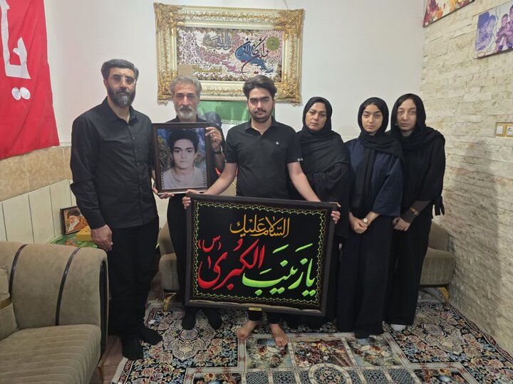 تصاویر/ دیدار سیدرضا نریمانی با خانواده شهید ماکان نصیریتنها شهید مفقود الاثر حادثه تروریستی مدرسه میناب