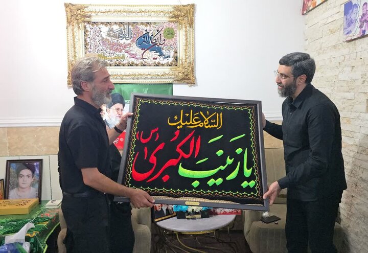 تصاویر/ دیدار سیدرضا نریمانی با خانواده شهید ماکان نصیریتنها شهید مفقود الاثر حادثه تروریستی مدرسه میناب