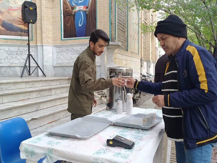 تصاویر/ برقراری ایستگاه صلواتی توسط مدرسه علمیه حاج ملاصادق قم