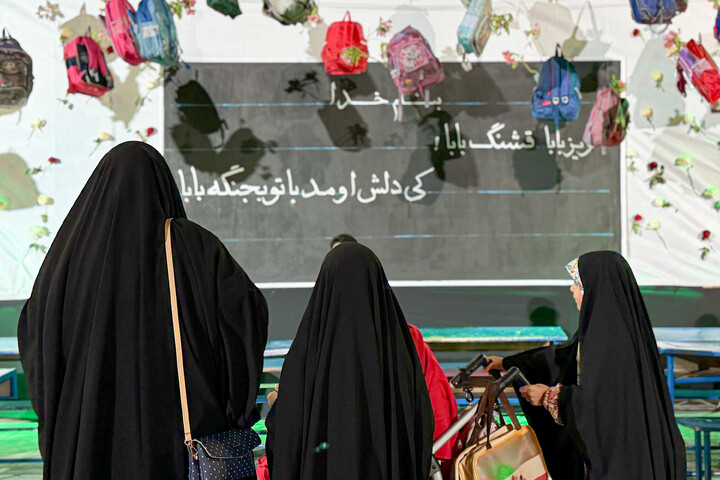 تصاویر/ دیوارنگاره تعاملی شهدای مدرسه شجره طیبه میناب در حرم مطهر رضوی