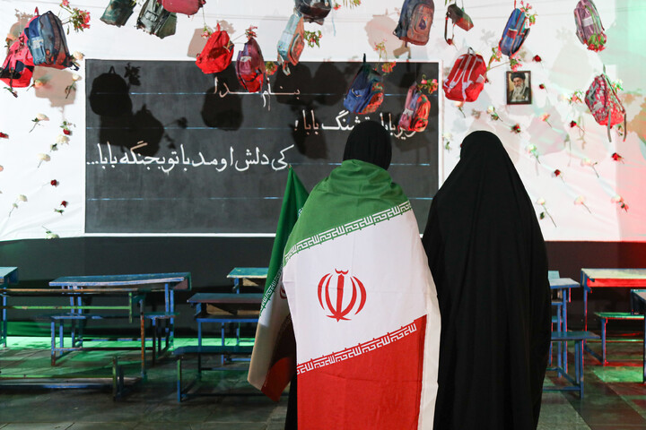 تصاویر/ دیوارنگاره تعاملی شهدای مدرسه شجره طیبه میناب در حرم مطهر رضوی
