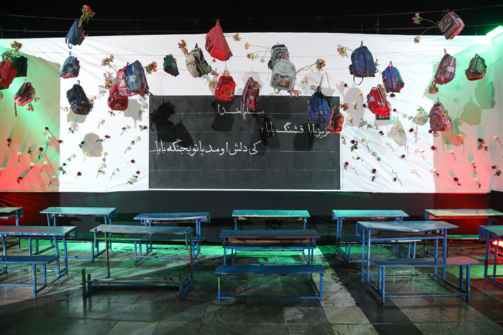 تصاویر/ دیوارنگاره تعاملی شهدای مدرسه شجره طیبه میناب در حرم مطهر رضوی