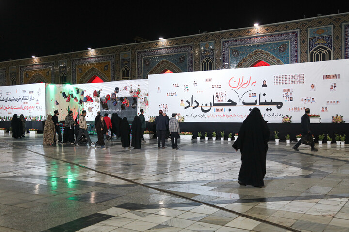 تصاویر/ دیوارنگاره تعاملی شهدای مدرسه شجره طیبه میناب در حرم مطهر رضوی