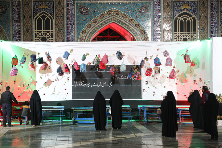 تصاویر/ دیوارنگاره تعاملی شهدای مدرسه شجره طیبه میناب در حرم مطهر رضوی