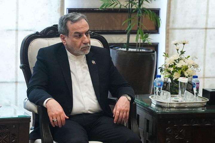 تصاویر/ پیکسل روی لباس هیات مذاکره کننده ایرانی در پاکستان