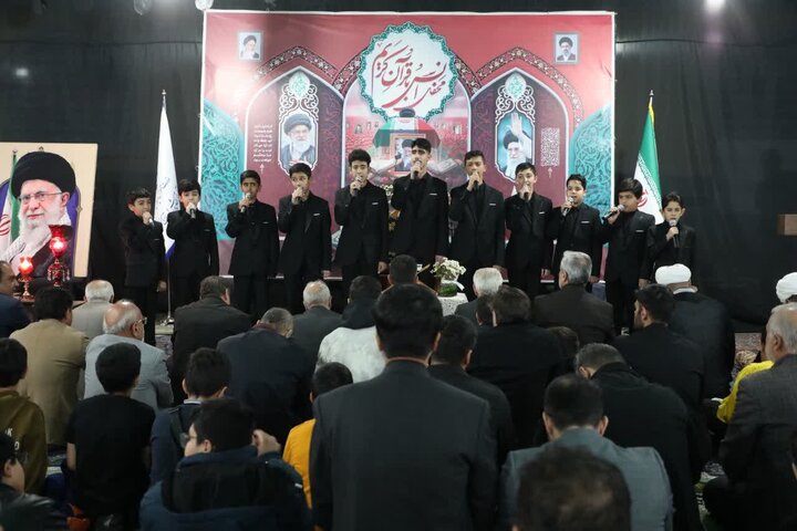 تصاویر/ محفل نورانی انس با قرآن کریم به مناسبت اربعین شهادت قائد امت و ۱۶۵ شهید دانش‌آموز مدرسه شجره طیبه میناب