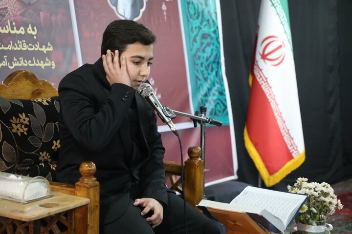 تصاویر/ محفل نورانی انس با قرآن کریم به مناسبت اربعین شهادت قائد امت و ۱۶۵ شهید دانش‌آموز مدرسه شجره طیبه میناب
