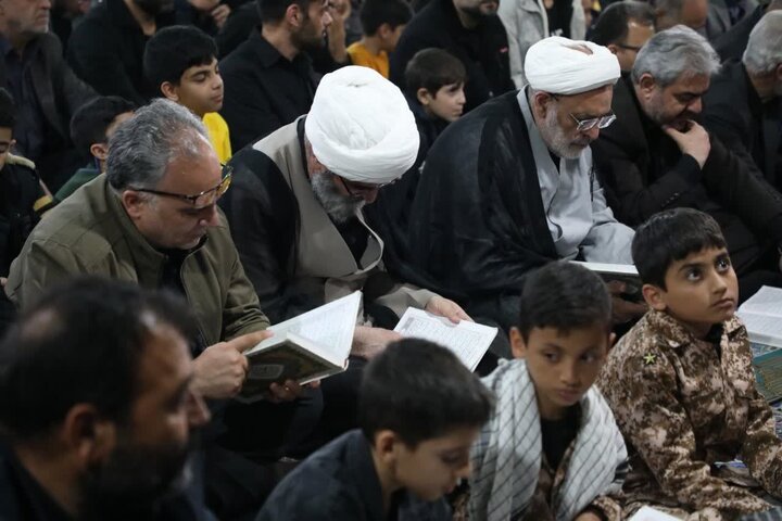 تصاویر/ محفل نورانی انس با قرآن کریم به مناسبت اربعین شهادت قائد امت و ۱۶۵ شهید دانش‌آموز مدرسه شجره طیبه میناب