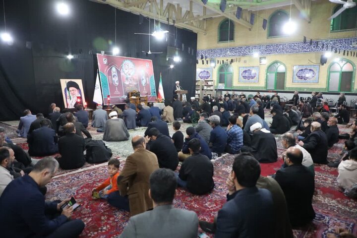 تصاویر/ محفل نورانی انس با قرآن کریم به مناسبت اربعین شهادت قائد امت و ۱۶۵ شهید دانش‌آموز مدرسه شجره طیبه میناب