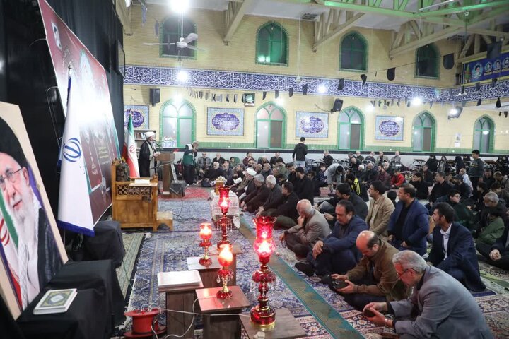 تصاویر/ محفل نورانی انس با قرآن کریم به مناسبت اربعین شهادت قائد امت و ۱۶۵ شهید دانش‌آموز مدرسه شجره طیبه میناب