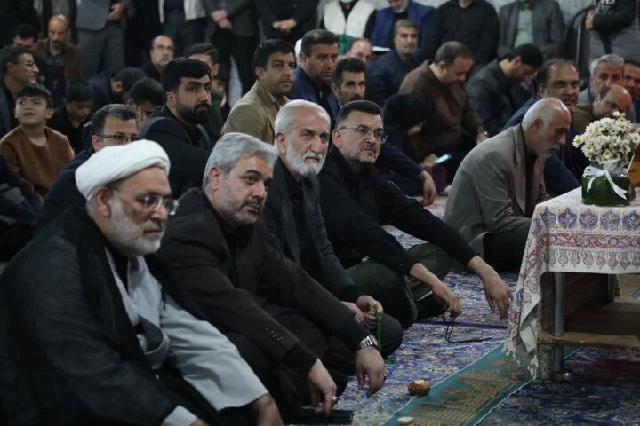 تصاویر/ محفل نورانی انس با قرآن کریم به مناسبت اربعین شهادت قائد امت و ۱۶۵ شهید دانش‌آموز مدرسه شجره طیبه میناب