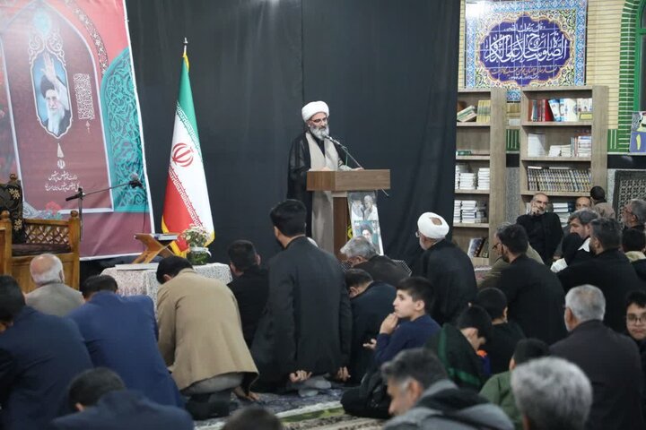 تصاویر/ محفل نورانی انس با قرآن کریم به مناسبت اربعین شهادت قائد امت و ۱۶۵ شهید دانش‌آموز مدرسه شجره طیبه میناب