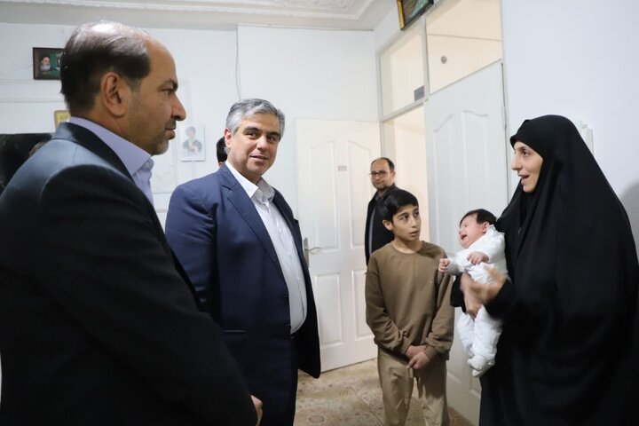 دیدار استاندار مرکزی با خانواده گرانقدر شهید معظم احمد عابدی از شهدای جنگ رمضان