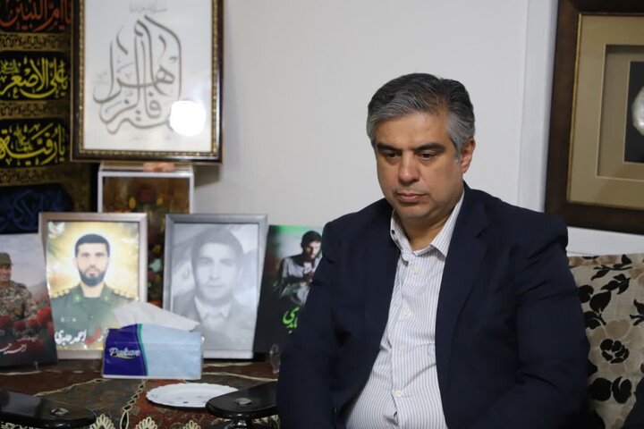دیدار استاندار مرکزی با خانواده گرانقدر شهید معظم احمد عابدی از شهدای جنگ رمضان