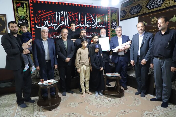 دیدار استاندار مرکزی با خانواده گرانقدر شهید معظم احمد عابدی از شهدای جنگ رمضان