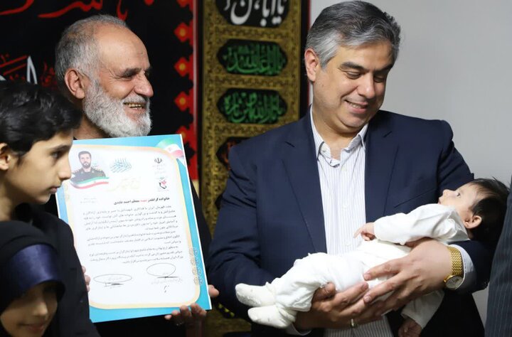 دیدار استاندار مرکزی با خانواده گرانقدر شهید معظم احمد عابدی از شهدای جنگ رمضان