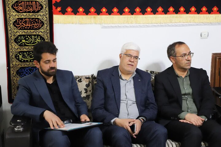 دیدار استاندار مرکزی با خانواده گرانقدر شهید معظم احمد عابدی از شهدای جنگ رمضان