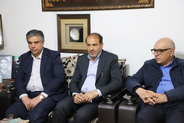 دیدار استاندار مرکزی با خانواده گرانقدر شهید معظم احمد عابدی از شهدای جنگ رمضان