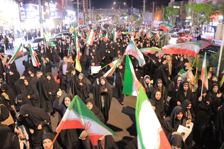 تصاویر/ راهپیمایی مردمی از مقابل مسجدجامع شهرستان قرچک تا میدان امام خمینی (ره)