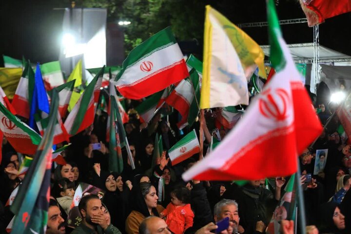 تصاویر/ حماسه حضور هزاران ورامینی در چهل و دومین موج حضور در خیابان در میدان امام خامنه ای(ره)
