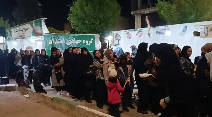 تصاویر/ پخت و توزیع دو نوع نذری توسط بانوان طلبه مدرسه علمیه نرجسیه سیرجان به مناسبت اربعین قائد امت