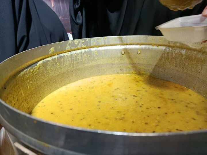 تصاویر/ پخت و توزیع دو نوع نذری توسط بانوان طلبه مدرسه علمیه نرجسیه سیرجان به مناسبت اربعین قائد امت