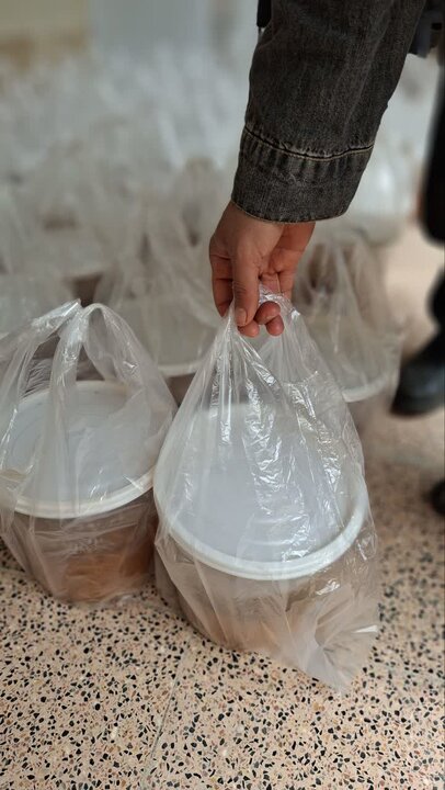 تصاویر/ پخت و توزیع دو نوع نذری توسط بانوان طلبه مدرسه علمیه نرجسیه سیرجان به مناسبت اربعین قائد امت